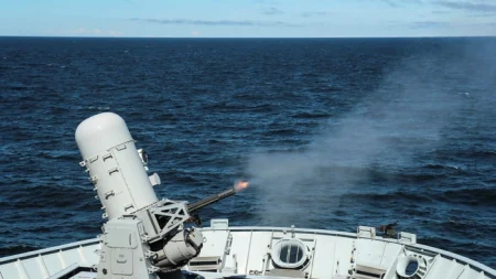 Reino Unido recorta en defensa y desecha buques, helicópteros y drones pese a amenazas externas