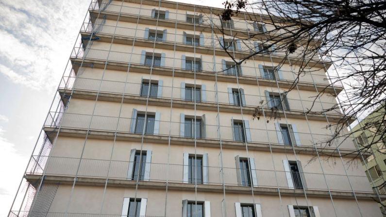 Un edificio destinado a viviendas sociales de alquiler asequible, el 13 de febrero de 2025, en Sant Boi de Llobregat. Foto: Josep Lago / AFP vía Getty Images