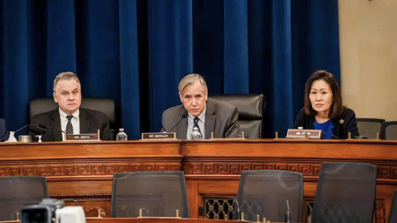 (De izquierda a derecha) El presidente de la Comisión Ejecutiva del Congreso sobre China, el representante Chris Smith (RN.J.), el senador Jeff Merkley (demócrata por Oregón) y la representante Michelle Steel (republicana por California) durante una audiencia sobre la Sustracción forzada de órganos por parte del Partido Comunista Chino, en Washington el 20 de marzo de 2024. (Madalina Vasiliu/The EpochTimes)