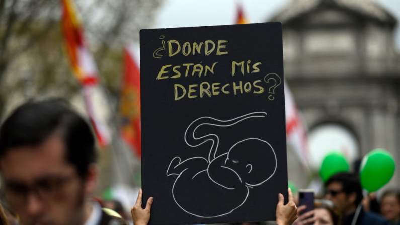 Una manifestante sostiene una pancarta con la imagen de un feto y la leyenda "¿Dónde están mis derechos?" durante la marcha antiaborto "Sí a la vida" el 27 de marzo de 2022 en Madrid (Oscar del Pozo Cañas/AFP vía Getty Images)
