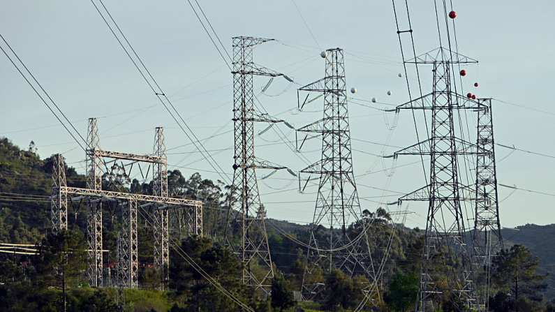 Las torres de transmisión de alto voltaje que transportan electricidad desde España a Portugal se muestran cerca de la frontera, en Lindoso, Portugal, el 28 de abril de 2025. (Migue Riopa/AFP vía Getty Images)