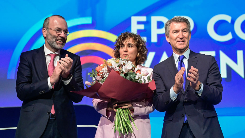 La vicepresidenta del Grupo del Partido Popular Europeo (PPE), Dolors Montserrat (centro), es aplaudida por el líder del Partido Popular (PP) de España, Alberto Núñez Feijóo (derecha), y el presidente del PPE, Manfred Weber, durante el congreso del PPE en Valencia, el 30 de abril de 2025. (Foto de Jose Jordán / AFP vía Getty Images)