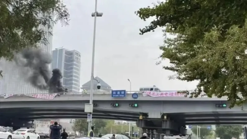 En esta foto de archivo, se ven pancartas colgadas del puente Sitong en Pekín el 13 de octubre de 2022. El disidente Peng Lifa desplegó las pancartas para protestar contra la draconiana política china de "cero COVID" y exigir el fin del régimen autoritario. (Captura de pantalla de la cuenta de Twitter de Fangshimin vía The Epoch Times).

