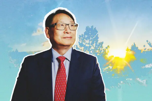 El Dr. Jingduan Yang es neurólogo integrativo, psiquiatra y acupunturista, certificado por la junta en psiquiatría, especializado en salud mental integrativa y medicina china. (Samira Bouaou para American Essence).
