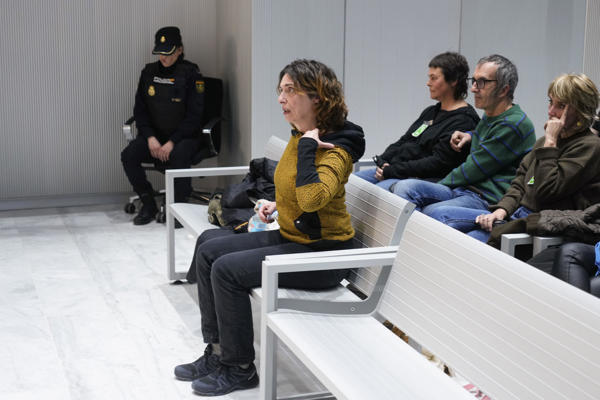 Imagen de archivo de la exdirigente etarra Iratxe Sorzabal durante el juicio en la Audiencia Nacional por el atentado del 8 de octubre de 1995 en la frontera de Irún (Guipúzcoa) mediante la colocación de un artefacto explosivo que provocó daños materiales. (EFE/ Borja Sánchez Trillo / POOL)