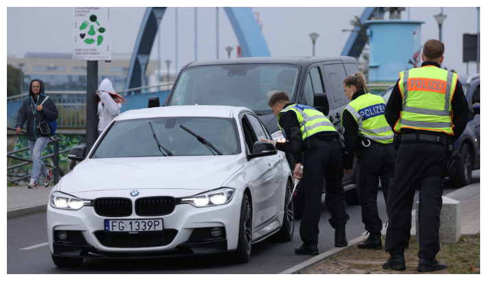 La policía alemana revisa los vehículos que llegan desde Polonia en un puesto fronterizo temporal en Fráncfort, Alemania, el 5 de octubre de 2023. Sean Gallup/Getty Images
