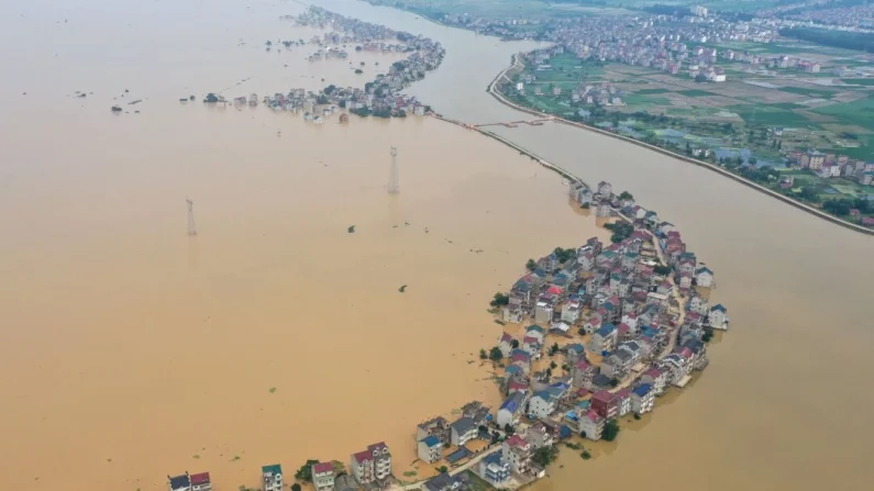 Esta vista aérea muestra calles sumergidas y edificios inundados tras la rotura de una presa debido a las inundaciones en Jiujiang, China, el 13 de julio de 2020. STR/AFP a través de Getty Images.

