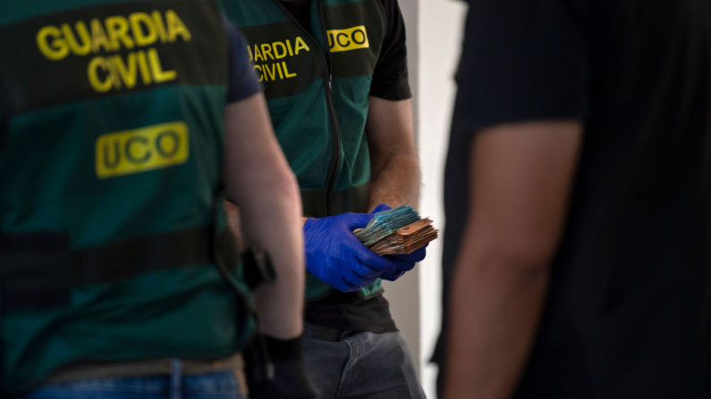 Miembros de la Guardia Civil, con el apoyo de Europol durante una operación en Mijas, cerca de Málaga, el 12 de junio de 2024. (Jorge Guerrero/AFP vía Getty Images)