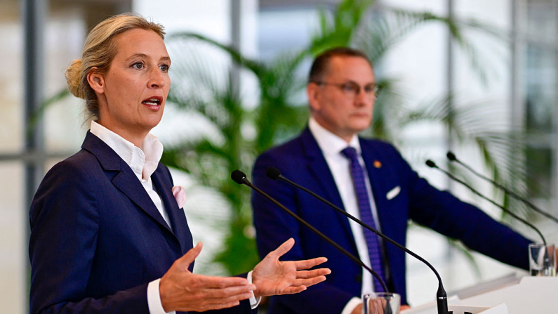 Los colíderes del partido de derecha Alternativa para Alemania (AfD), Alice Weidel (izq.) y Tino Chrupalla, ofrecen una declaración de prensa en Berlín el 5 de mayo de 2025. (John Macdougall/ AFP vía Getty Images)