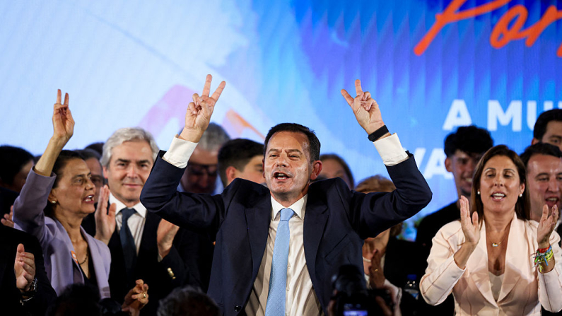 El líder del partido Alianza Democrática (AD) y primer ministro portugués, Luis Montenegro (C), lidera la noche electoral en Lisboa, la madrugada del 19 de mayo de 2025. El partido de centroderecha no logró la mayoría parlamentaria oficial. Mientras tanto, el apoyo al partido de derecha Chega aumentó. La Alianza Democrática (AD) obtuvo el 32,7% de los votos. El Partido Socialista obtuvo el 23,4%, seguido de cerca por Chega con el 22,6% en el recuento parcail. (Filipe Amorin/ AFPvía Getty Images)