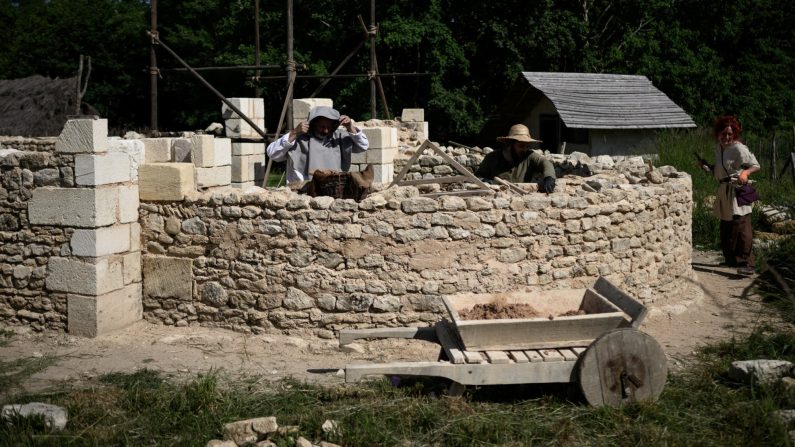 Participantes trabajan en la construcción de una «catedral» gótica utilizando técnicas medievales, el 16 de mayo de 2025 en La Lande-de-Fronsac, cerca de Burdeos. (PHILIPPE LOPEZ/AFP vía Getty Images)


