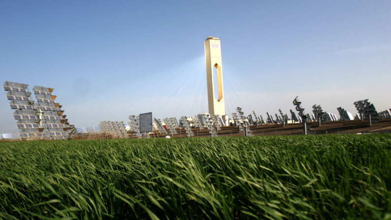 Una planta de energía solar térmica en Sanlúcar La Mayor el 13 de febrero de 2008 (Foto de CRISTINA QUICLER/AFP a través de Getty Images)