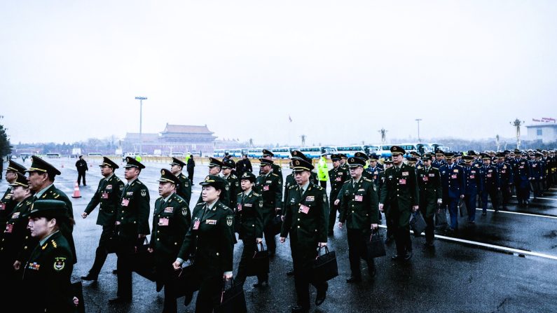 Delegados militares llegan a la sesión inaugural del Congreso Nacional del Pueblo en el Gran Salón del Pueblo en Pekín, el 5 de marzo de 2024. La reunión anual de las dos sesiones reúne a líderes y legisladores para definir el programa del régimen en materia de desarrollo económico y social. (Lintao Zhang/Getty Images)

