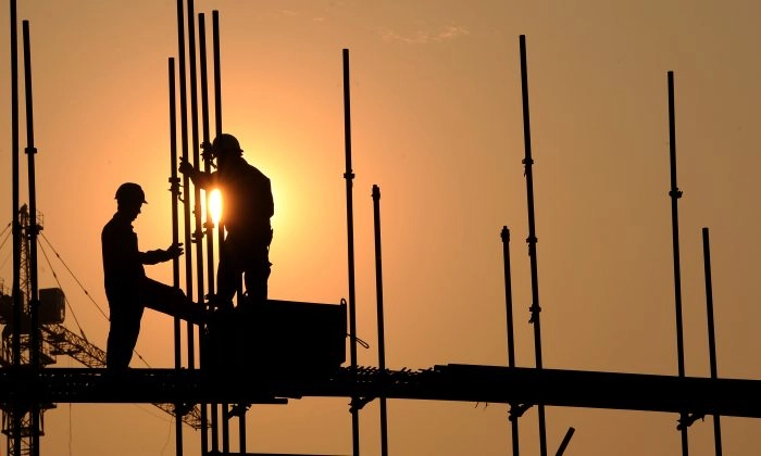 Los expertos y las instituciones económicas consideran que la ratio de deuda empresarial sobre el producto interior bruto de China es la más alta del mundo, y los estudios sugieren que ya han aparecido los primeros indicios de la crisis financiera en la segunda economía más grande del mundo. STR/AFP/Getty Images

