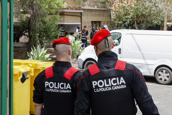 La Policía de Canarias ha registrado este lunes un centro de menores inmigrantes de Las Palmas por orden judicial.  (EFE/Elvira Urquijo A)