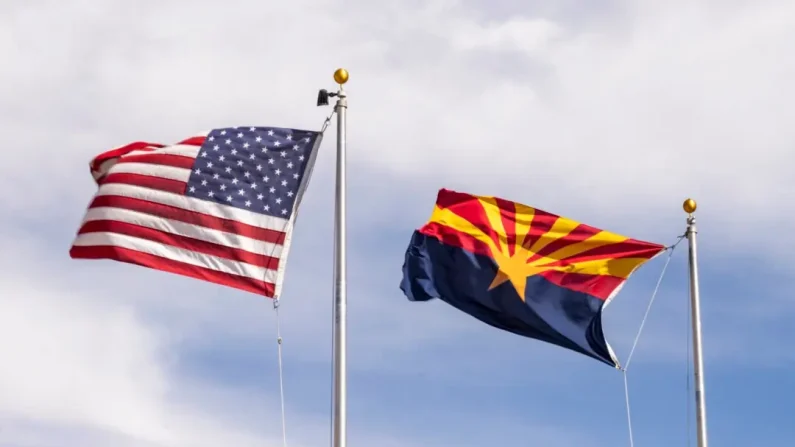 Las banderas de Arizona y Estados Unidos ondean al viento en Terra Vista, Arizona, el 5 de marzo de 2025. (John Fredricks/The Epoch Times)

