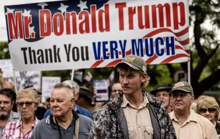Sudafricanos blancos que apoyan al presidente estadounidense Donald Trump y al multimillonario tecnológico sudafricano y estadounidense Elon Musk se reúnen frente a la Embajada de Estados Unidos en Pretoria, Sudáfrica, el 15 de febrero de 2025. (Marco Longari/AFP vía Getty Images)


