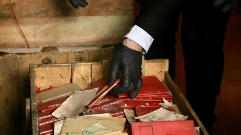 Una persona sostiene material relacionado con el nazismo descubierto recientemente por casualidad en los archivos de la Corte Suprema de Justicia de la República Argentina, en Buenos Aires, Argentina, con fecha del 11 de mayo de 2025. Corte Suprema de Justicia de la República Argentina (Handout vía Reuters)


