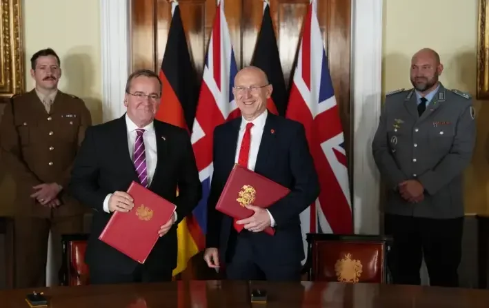 El secretario de Defensa británico, John Healey (centro, derecha) y su homólogo alemán, Boris Pistorius (centro, izquierda), en la firma de un nuevo Acuerdo de Defensa entre el Reino Unido y Alemania en Trinity House, Londres, el 23 de octubre de 2024. (Jordan Pettitt/PA)


