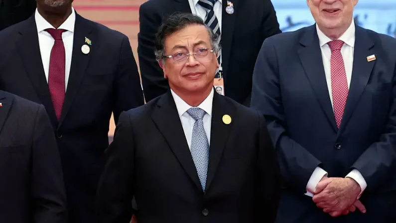 El presidente colombiano, Gustavo Petro, asiste a una sesión de fotos grupales antes de la ceremonia inaugural de la reunión ministerial del Foro China-CELAC en Beijing el 13 de mayo de 2025. (FLORENCE LO/POOL/AFP vía Getty Images)

