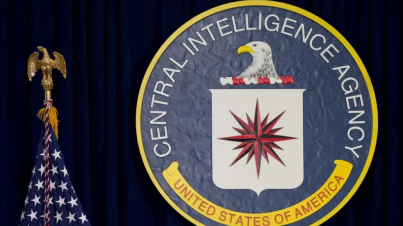 El sello de la Agencia Central de Inteligencia junto a una bandera estadounidense en la sede de la CIA en Langley, Virginia. Carolyn Kaster/AP Photo


