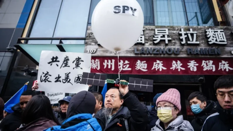 Personas en una rueda de prensa y manifestación frente a la America ChangLe Association, una comisaría secreta china ahora cerrada que denuncia la represión transnacional de Pekín, en la ciudad de Nueva York, el 25 de febrero de 2023.
Foto: Samira Bouaou/The Epoch Times
