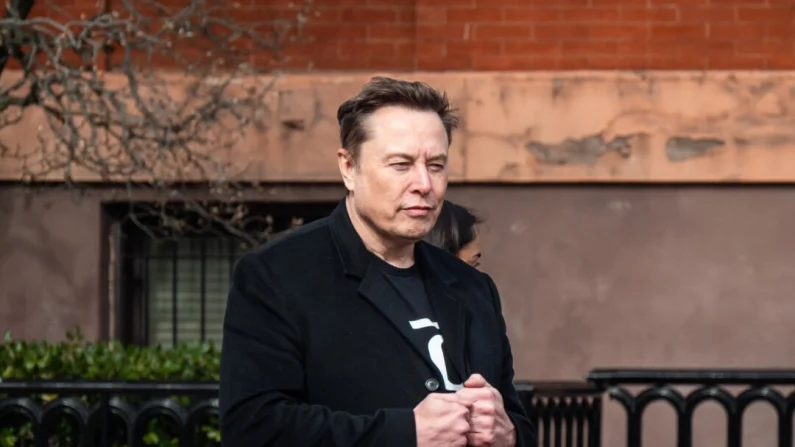 El director ejecutivo de Tesla y SpaceX, Elon Musk, entrando en los terrenos de la Casa Blanca en Washington el 13 de febrero de 2025. Travis Gillmore/The Epoch Times

