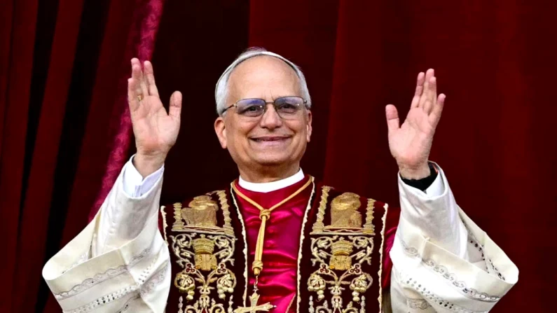El recién elegido papa León XIV, Robert Prevost, aparece en el balcón central de la logia de la basílica de San Pedro por primera vez tras la conclusión del cónclave celebrado en el Vaticano el 8 de mayo de 2025. Tiziana Fabi/AFP a través de Getty Images
