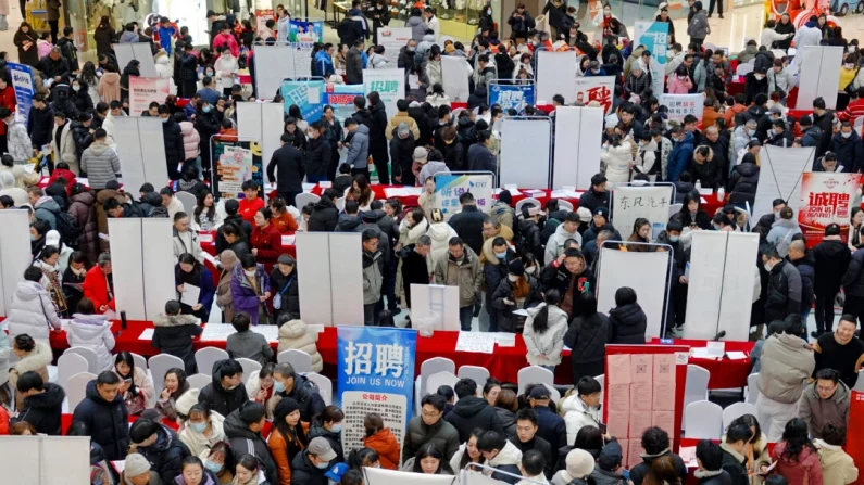 La gente se reúne en una feria de empleo de primavera tras una semana de vacaciones nacionales por el Año Nuevo Lunar en Yantai, en la provincia de Shandong, China, el 6 de febrero de 2025. AFP vía Getty Images
