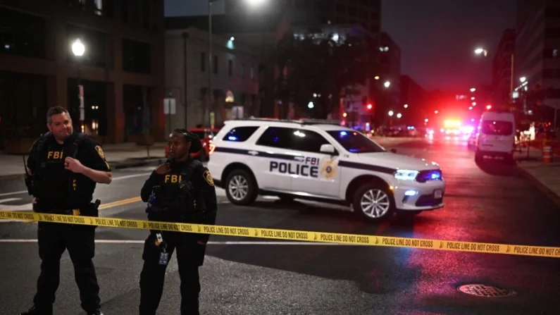 Agentes del FBI acordonan la escena frente al Museo Judío de la Capital tras un tiroteo que dejó dos muertos en Washington el 21 de mayo de 2025. Alex Wroblewski/AFP vía Getty Images