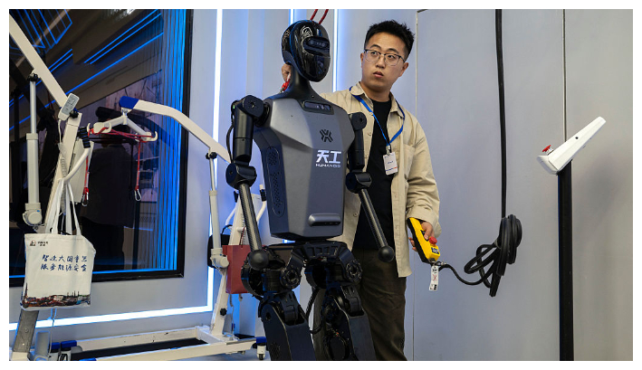 Un técnico pone a descansar a un robot humanoide tras demostrar sus habilidades en exhibición en Robot World, en Beijing E-town, el 17 de abril de 2025 en Pekín, China. (Kevin Frayer/Getty Images)