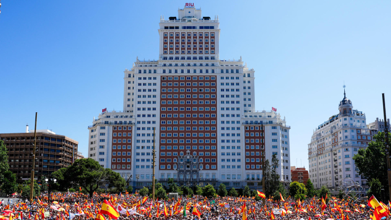 Vista general de la concentración convocada por el Partido Popular contra el Gobierno de Pedro Sánchez bajo el lema 'Democracia o mafia' este domingo en la plaza de España de Madrid. EFE/Borja Sanchez-Trillo
