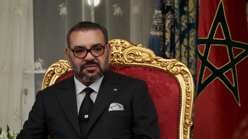 El Rey Mohamed VI de Marruecos asiste a la firma de acuerdos bilaterales en el Palacio Real de Agdal el 13 de febrero de 2019 en Rabat, Marruecos. (Foto de Carlos Álvarez/Getty Images)