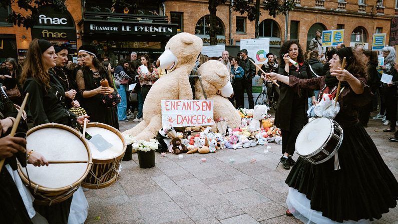 Un cartel con el lema «Niños en peligro» durante una manifestación nacional en defensa de la protección de la infancia organizada por el colectivo Les 400.000, que agrupa a 70 asociaciones, instituciones, federaciones y actores de la sociedad civil implicados en la protección de la infancia en Toulouse, el 15 de mayo de 2025. (PAT BATARD/Hans Lucas/AFP vía Getty Images)


