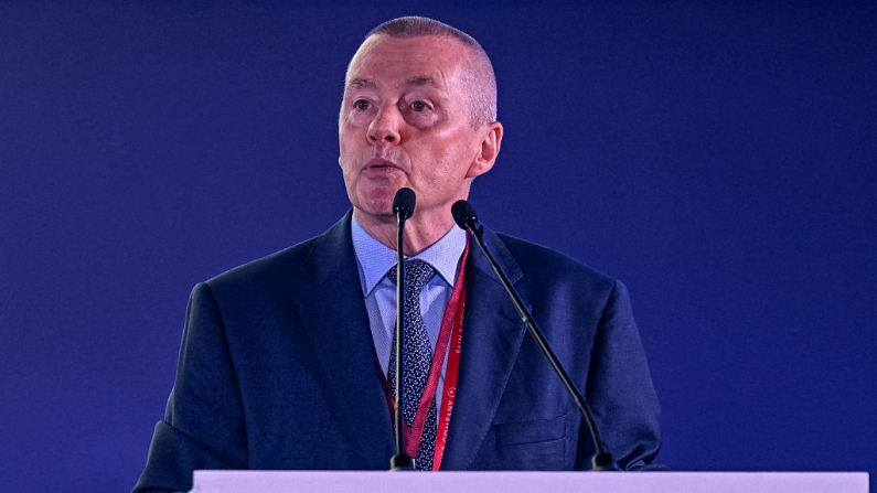 Willie Walsh, Director General de la Asociación de Transporte Aéreo Internacional (IATA), habla durante la reunión general anual de la IATA y la Cumbre Mundial de Transporte Aéreo (WATS) en Nueva Delhi el 2 de junio de 2025.(Money Sharma/AFP vía Getty Images)