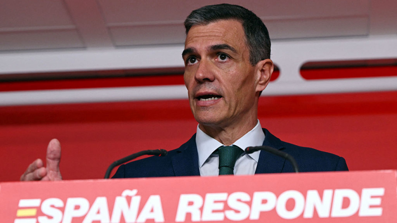 El presidente del Gobierno y secretario general del Partido Socialista Obrero Español (PSOE), Pedro Sánchez, comparece ante los medios de comunicación tras una reunión del Comité Ejecutivo Federal del partido en Madrid, el 16 de junio de 2025. (JAVIER SORIANO/AFP vía Getty Images)