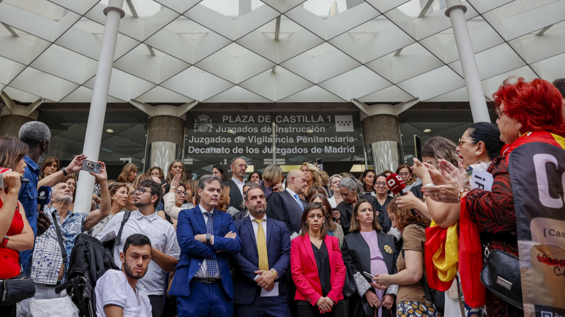 Jueces y fiscales protestan el miércoles 11 de junio frente a los juzgados de Plaza de Castilla contra las reformas judiciales del Gobierno. (EFE/ Daniel González)
