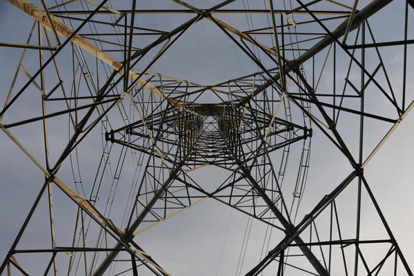 Fotografía de archivo de una torre en la frontera española de la línea de alta tensión Lindoso (Portugal)-Cartelle (España). (EFE/ Lavandeira Jr)