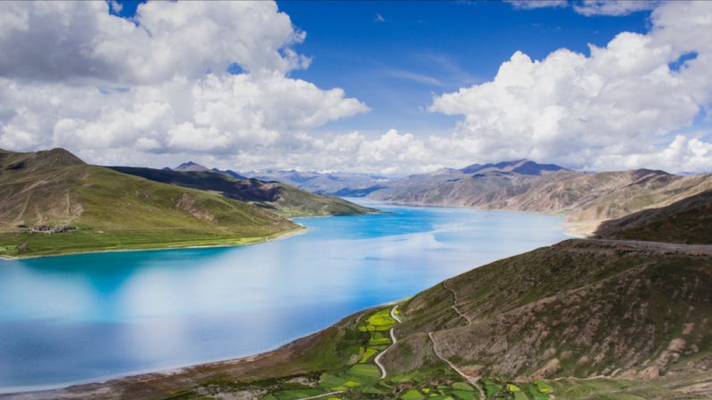 Lago Yamdrok-Tso en el Tíbet. (Imagen: Zj_stoner/Shutterstock)




