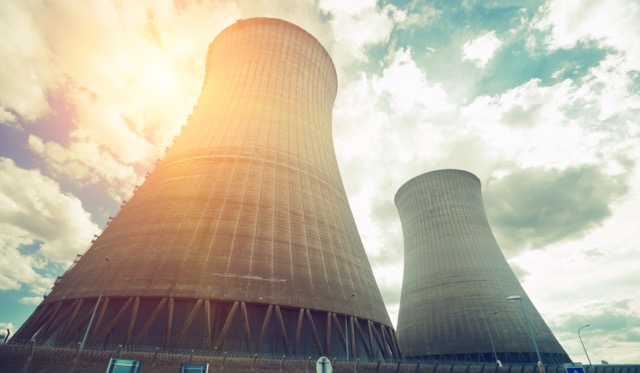 Vista de la central nuclear de Dampierre con torres de refrigeración. Foto: Shutterstock.