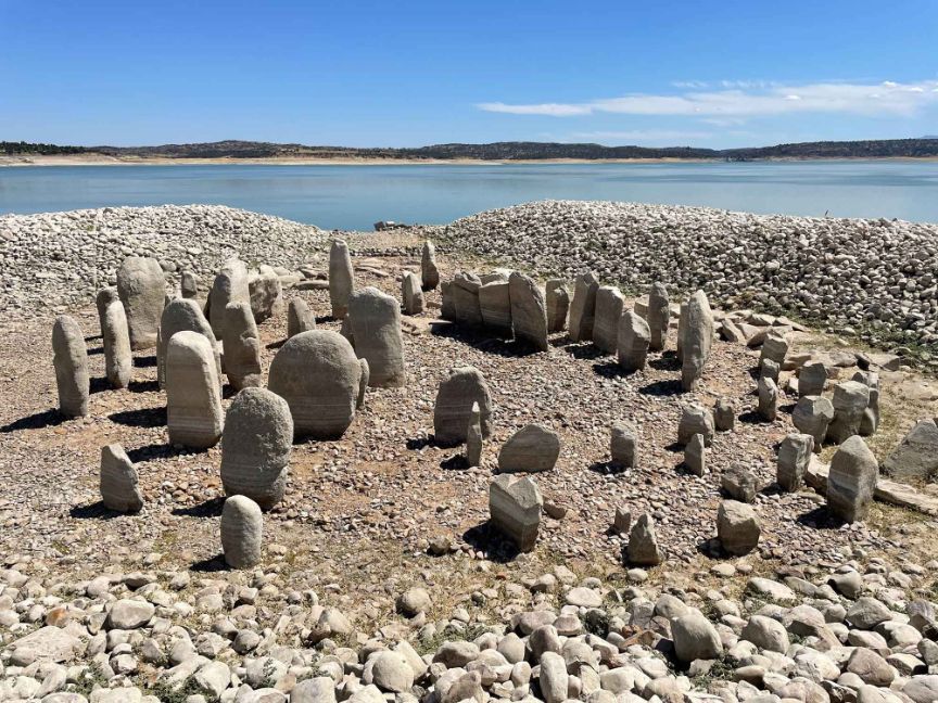 El Stonehenge español emerge de las aguas: buscan el pueblo prehistórico que lo rodeaba