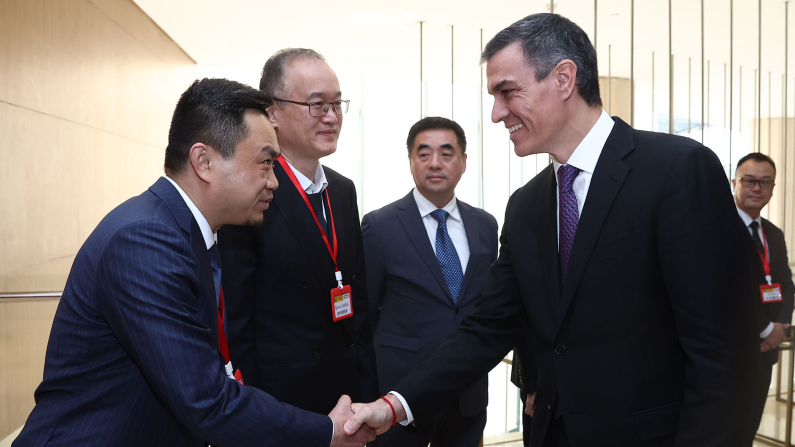 El presidente del Gobierno, Pedro Sánchez, saluda a los empresarios participantes en el encuentro celebrado en Pekín. | Pool Moncloa/Fernando Calvo. Pekín (República Popular de China) - 11.4.2025