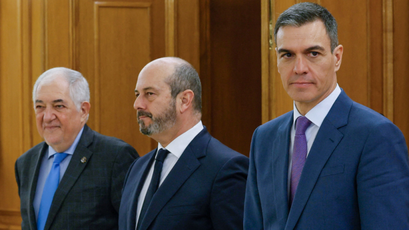 (De izq. a der.) El presidente del Tribunal Constitucional, Cándido Conde-Pumpido; el presidente del Senado, Pedro Rollán y el presidente del Gobierno, Pedro Sánchez, en el Palacio de la Zarzuela de Madrid, el 29 de diciembre de 2023. (Andrés Ballesteros/POOL/AFP vía Getty Images)