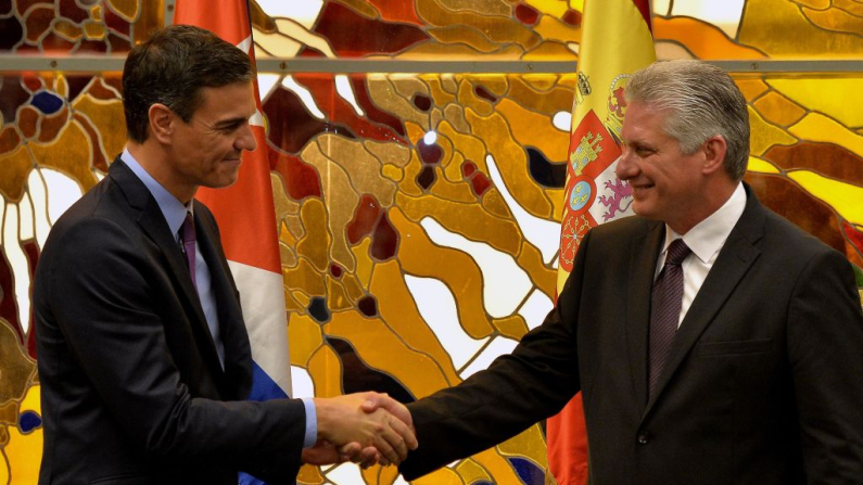 Imagen de archivo: El presidente de Cuba, Miguel Díaz-Canel (izq.), recibe al primer ministro de España, Pedro Sánchez, durante una ceremonia en el Palacio de la Revolución de La Habana, el 22 de noviembre de 2018. La visita oficial de dos días de Sánchez a Cuba fue la primera en más de 30 años de un primer ministro español a la isla. (Yamil Lage / AFP vía Getty Images)
