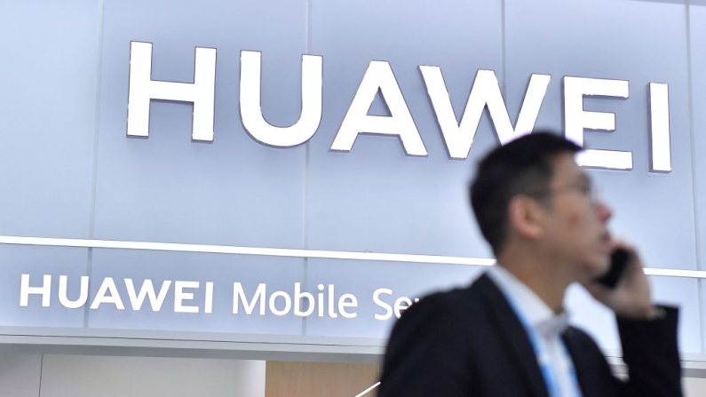 Un visitante junto al stand del fabricante chino Huawei en el Mobile World Congress (MWC), el mayor evento anual de la industria de las telecomunicaciones, en Barcelona el 28 de febrero de 2023. (Pau Barrena/ AFP vía Getty Images)