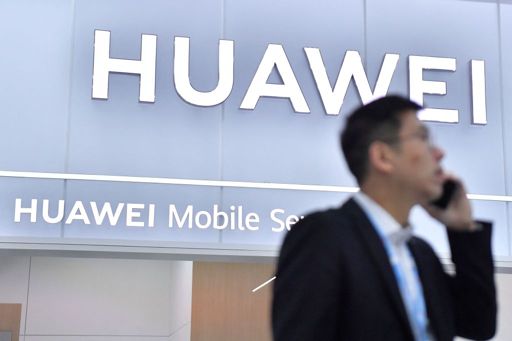 Bruselas «urge» a España y todos los miembros de la UE a «restringir o excluir a Huawei de sus redes 5G» 