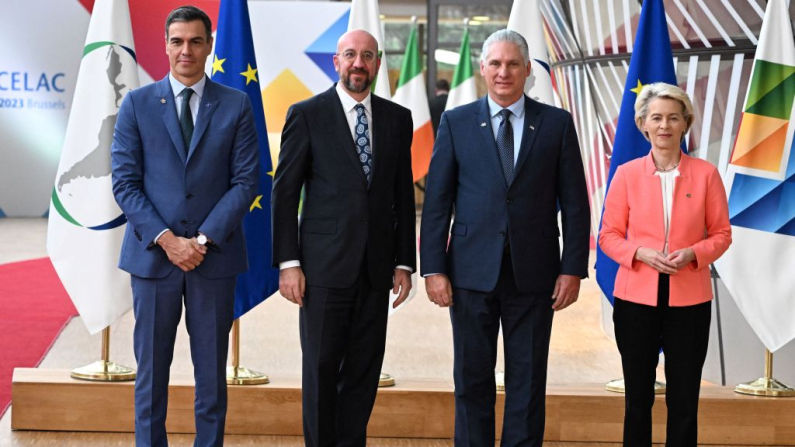 (De izq. a der.) El presidente del Gobierno español, Pedro Sánchez, el presidente del Consejo Europeo, Charles Michel, el líder de Cuba, Miguel Díaz-Canel, y la presidenta de la Comisión Europea, Ursula von der Leyen, posan a su llegada al primer día de la cumbre UE-CELAC en el edificio del Consejo Europeo en Bruselas, el 17 de julio de 2023. (Emmanuel Dunand / AFP vía Getty Images)