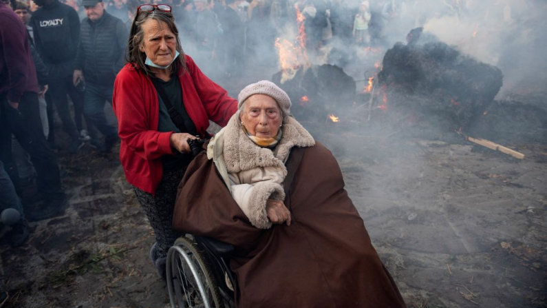 Una anciana en silla de ruedas asiste al tradicional carnaval de Zubieta, en la provincia de Navarra, al norte de España, el 30 de enero de 2024. (ANDER GILLENEA/AFP vía Getty Images)