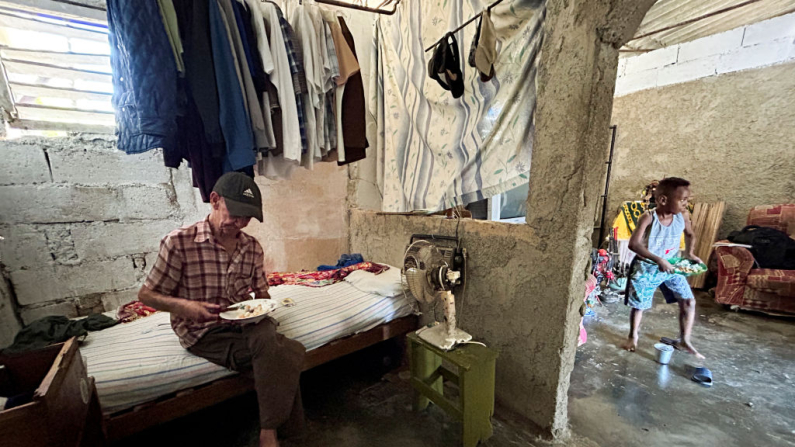 Lázaro Ruiz (izq.) en su habitación junto a su nieto en La Habana el 27 de marzo de 2024. (Yamil Lage/ AFP vía Getty Images)