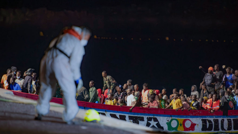 Inmigrantes ilegales en una patera llegan para desembarcar en el puerto de La Restinga, en la isla canaria de El Hierro, el 4 de septiembre de 2024. (Foto de Antonio Sempere / AFP) (Foto de Antonio Sempere/AFP vía Getty Images)